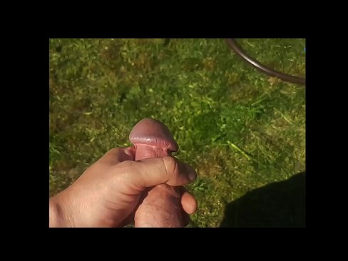 ❤️ Vruća zgodna jebe svoju ružičastu macu i svršava špricom u ljetnoj bašti ❌ Analni video kod nas ️❤